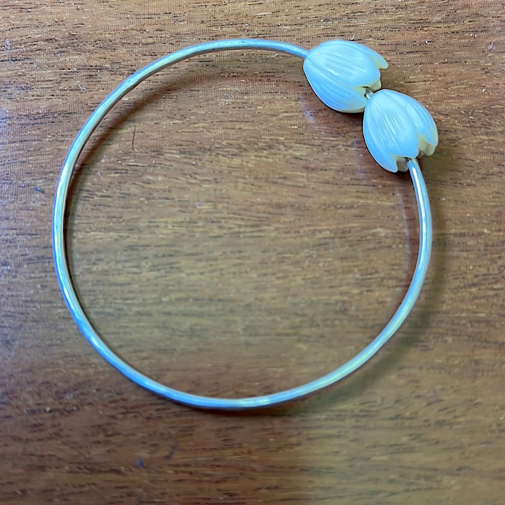 BANGLE 6.5 Sterling silver bangle. 2 Pikaki bead